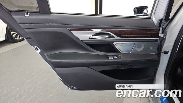BMW 7-Series 2020 — photo 15