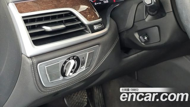 BMW 7-Series 2020 — photo 29
