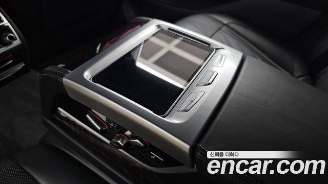 BMW 7-Series 2020 — photo 32