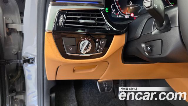 BMW 5-Series 2021 — photo 22