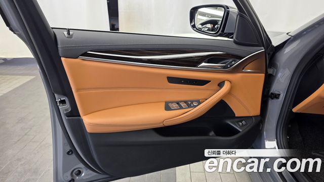 BMW 5-Series 2021 — photo 14