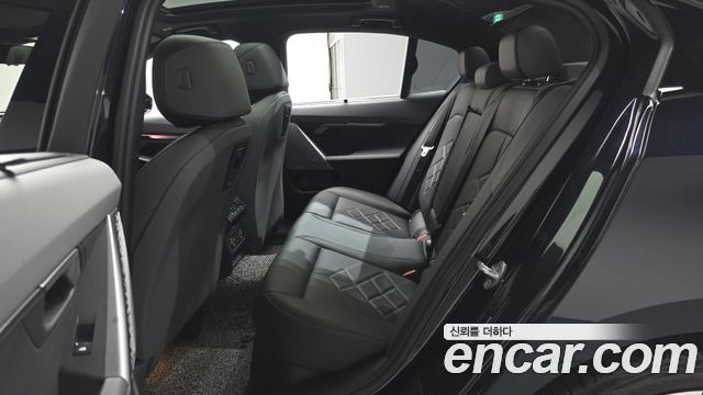 BMW 5-Series 2024 — photo 18