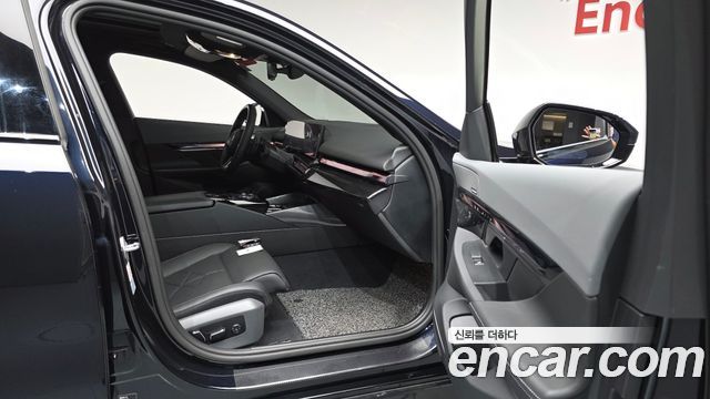 BMW 5-Series 2024 — photo 16
