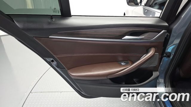 BMW 5-Series 2020 — photo 15