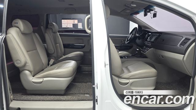Kia Canival 2018 — photo 16