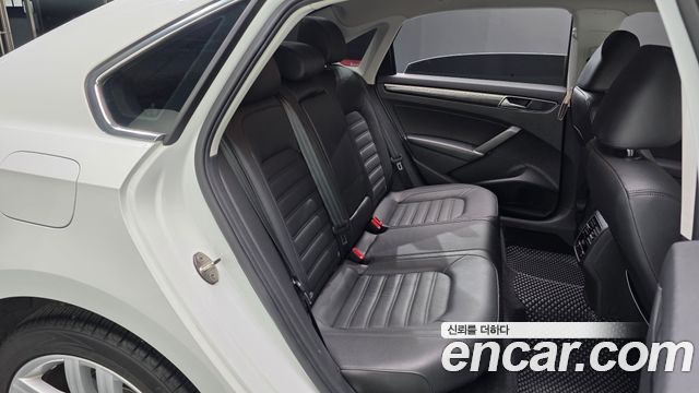 Volkswagen Passat 2018 — photo 17