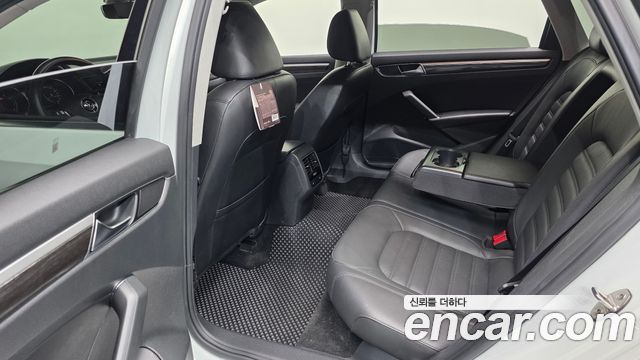 Volkswagen Passat 2018 — photo 18