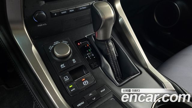 Lexus NX 2017 — photo 12