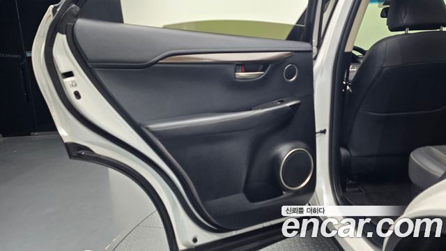 Lexus NX 2017 — photo 15