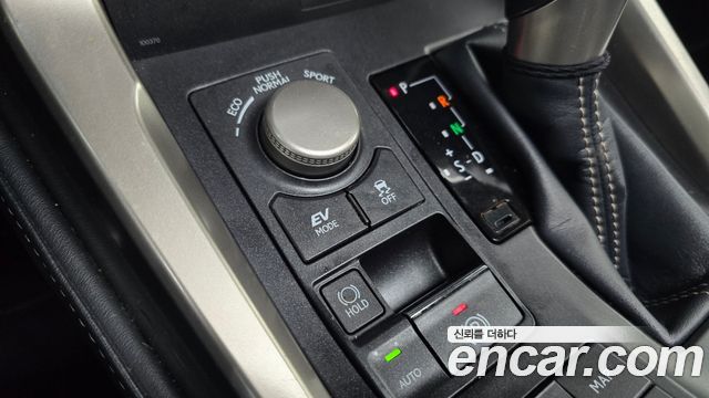 Lexus NX 2017 — photo 29