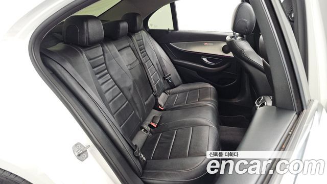 Mercedes-Benz E-Class 2018 — photo 17