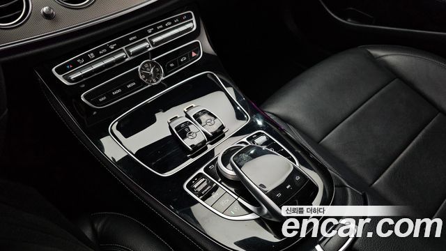 Mercedes-Benz E-Class 2018 — photo 23