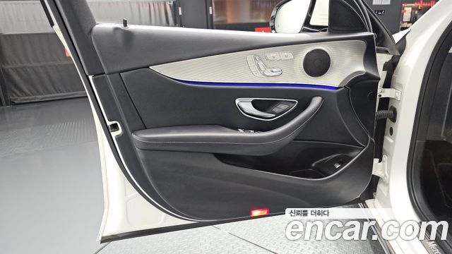Mercedes-Benz E-Class 2018 — photo 14