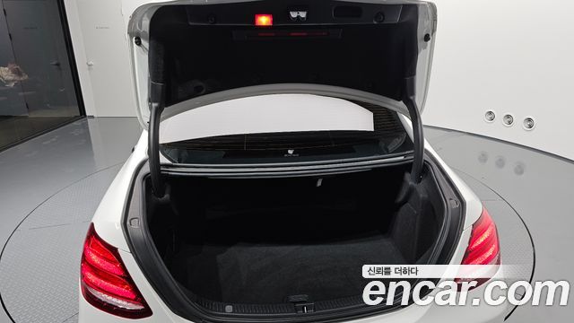 Mercedes-Benz E-Class 2018 — photo 33