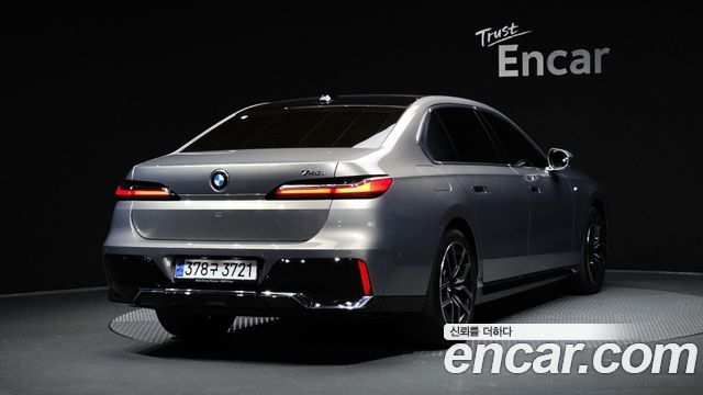 BMW 7-Series 2023 — photo 2