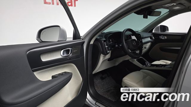 Volvo XC40 2023 — photo 13