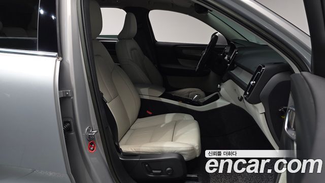 Volvo XC40 2023 — photo 17