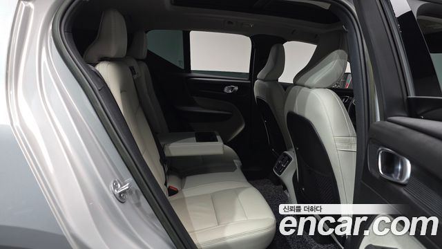 Volvo XC40 2023 — photo 18