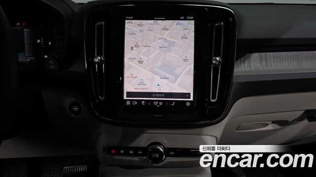 Volvo XC40 2023 — photo 20