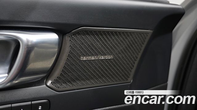 Volvo XC40 2023 — photo 25