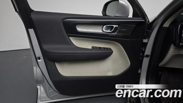 Volvo XC40 2023 — photo 26