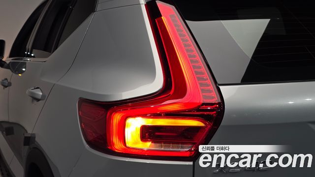Volvo XC40 2023 — photo 9