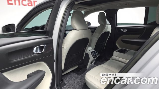 Volvo XC40 2023 — photo 16