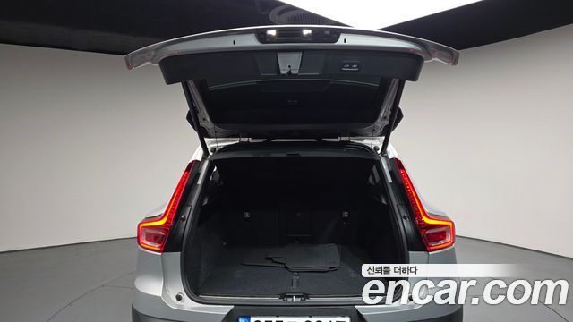 Volvo XC40 2023 — photo 35