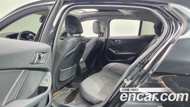 BMW 1-Series 2024 — photo 17