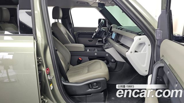 Land Rover Defender 2020 — photo 17