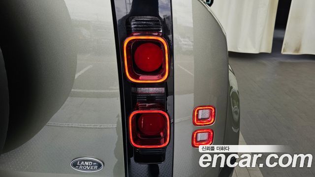Land Rover Defender 2020 — photo 9