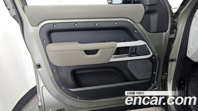 Land Rover Defender 2020 — photo 14