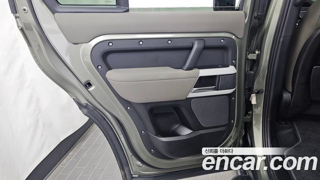 Land Rover Defender 2020 — photo 15