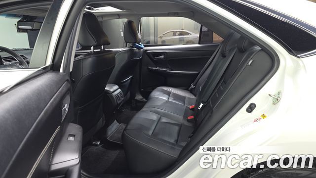 Toyota Camry 2017 — photo 16