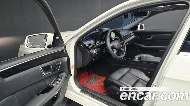 Mercedes-Benz E-Class 2012 — photo 10