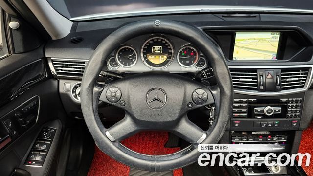 Mercedes-Benz E-Class 2012 — photo 13
