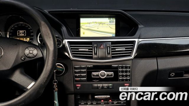 Mercedes-Benz E-Class 2012 — photo 14