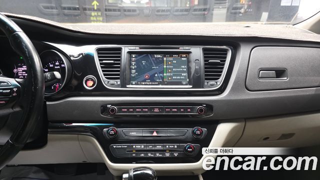 Kia Canival 2015 — photo 14