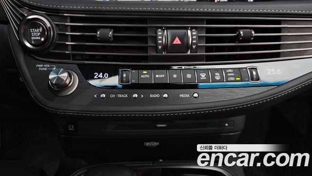 Lexus LS 2020 — photo 24