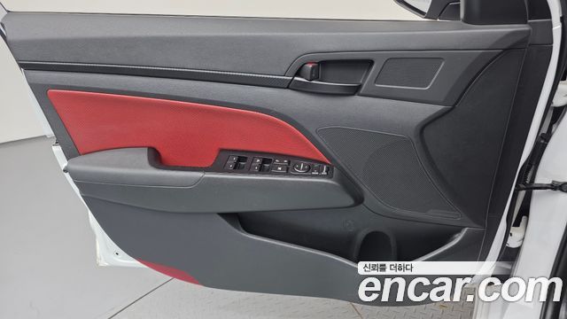 Hyundai AVANTE 2018 — photo 14