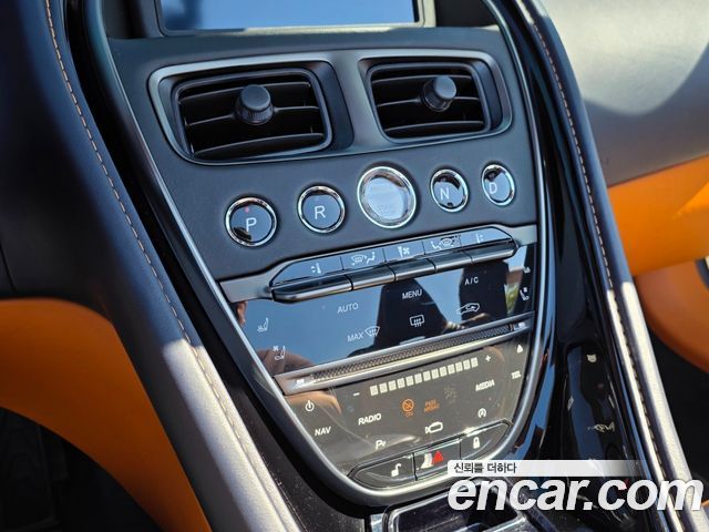 Aston Martin DB11 2019 — photo 9