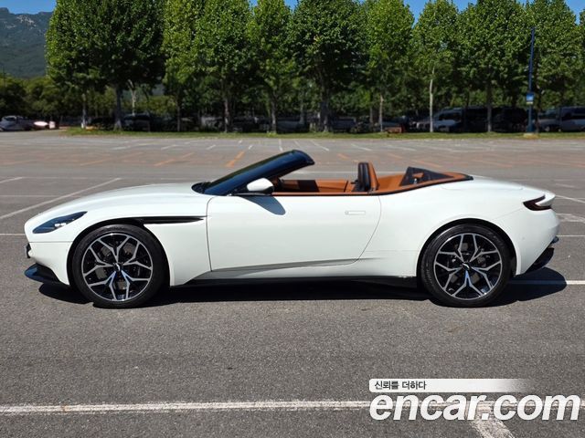 Aston Martin DB11 2019 — photo 11