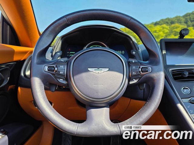 Aston Martin DB11 2019 — photo 13