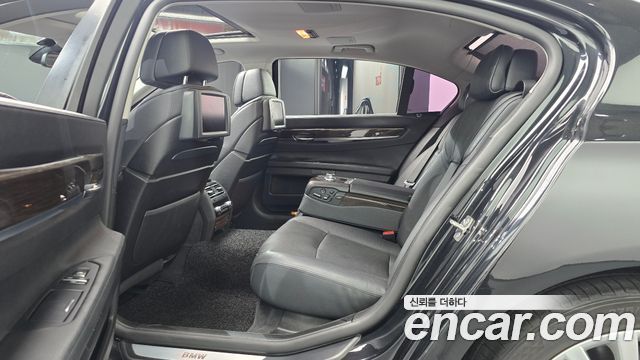 BMW 7-Series 2012 — photo 18