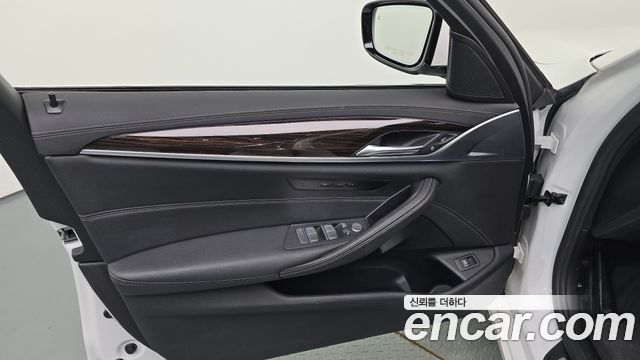 BMW 5-Series 2021 — photo 14