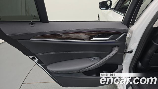 BMW 5-Series 2021 — photo 15
