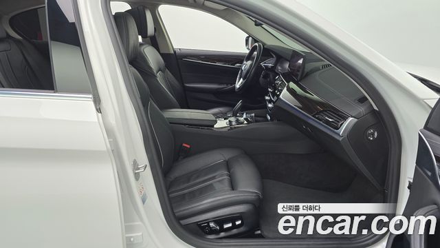 BMW 5-Series 2021 — photo 16