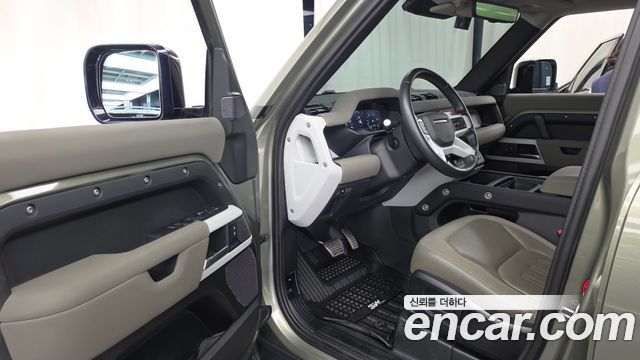 Land Rover Defender 2020 — photo 13