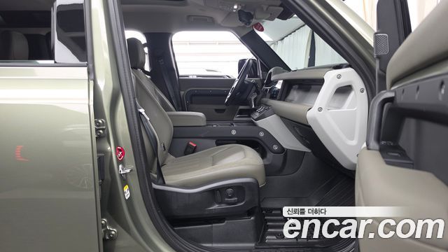 Land Rover Defender 2020 — photo 17