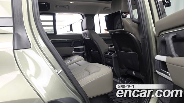 Land Rover Defender 2020 — photo 18